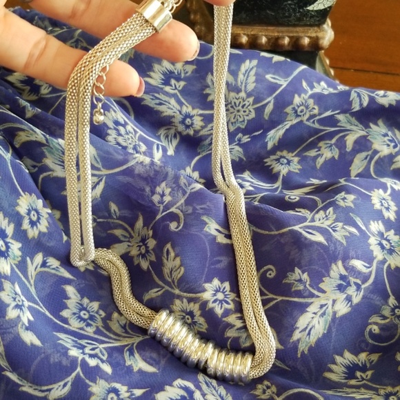 SILVER ๐ผ TONE NECKLACE - Picture 4 of 8